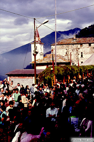 foule nombreuse dans le village