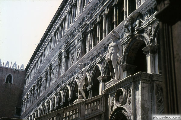 photo de statues sur la facade du palais