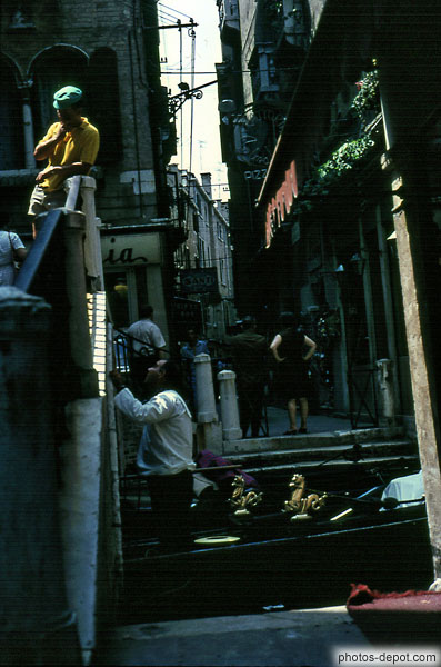 photo de gondolier à Venise entre 2 rues