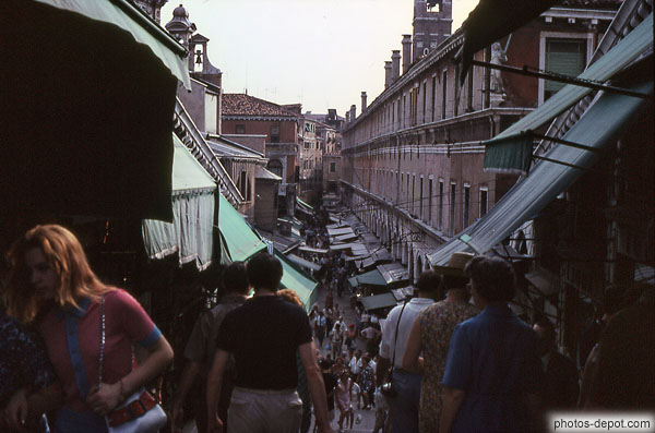 photo de descente au marché aux nombreuses tentures dans la rue