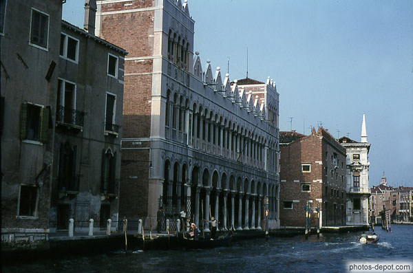 photo de canal aux gondoles bordé de monuments à colonnes