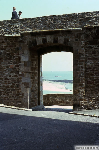 photo de passage dans la muraille vers la plage