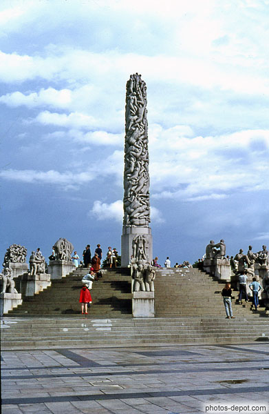 photo de colonne de corps nus entremélés : Monolithe