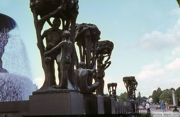 photo de fontaine aux maigres statues