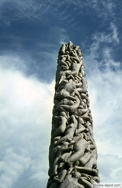 surprenant Monolithe de corps nus entrem�l�s au  parc Vigeland