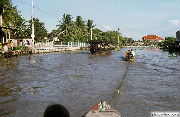 photo de barque tirée par canot à moteur