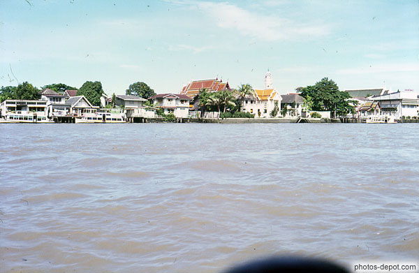 photo de belles maisons coloniales le long du fleuve