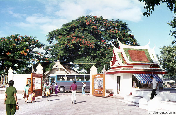 photo d'autocar attend les visiteurs
