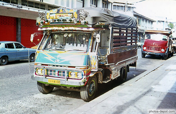 photo de camion décoré multicolore