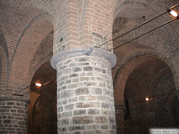 photo de pilier cylindrique massif chapelle st Basile