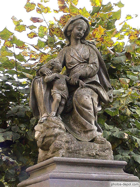 Statue femme à l'enfant