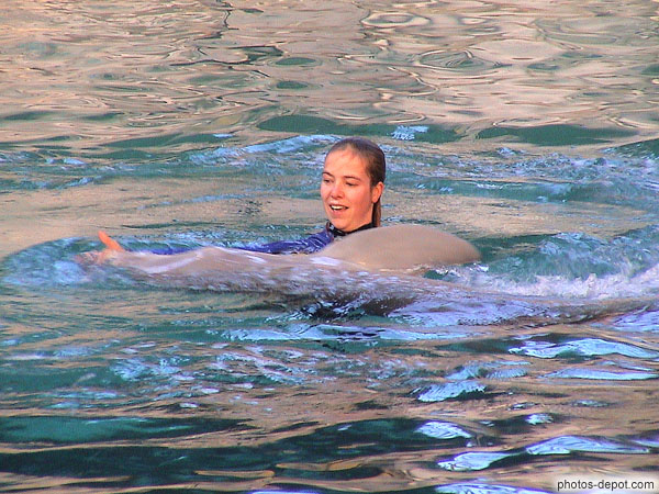 photo de femme au dauphin
