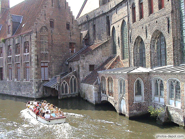 photo de barque à touristes sur le canal