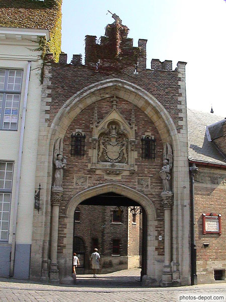 photo d'entrée du palais gothique de Gruuthuse