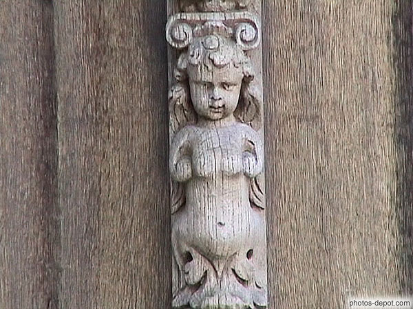 photo de détail montant de porte en bois