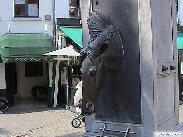 photo de fontaine en tête de cheval