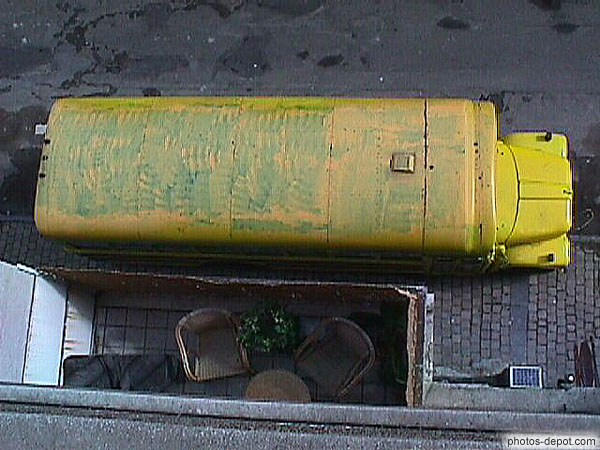 photo de toit d'autobus jaune