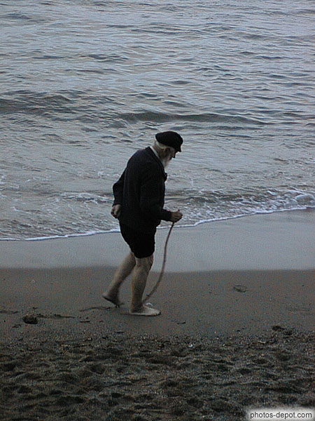 photo de marche du vieux marin sur la plage