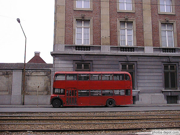 photo de vieil autobus anglais rouge