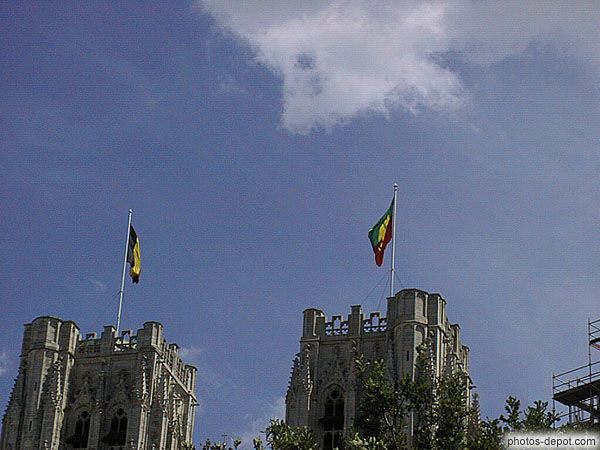 photo de drapeaux sur les tours de la Cathédrale