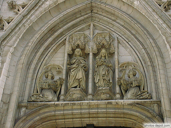 photo de statues surmontant l'entrée de la cathédrale