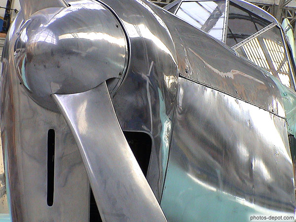 photo d'hélice et cockpit avion aluminium