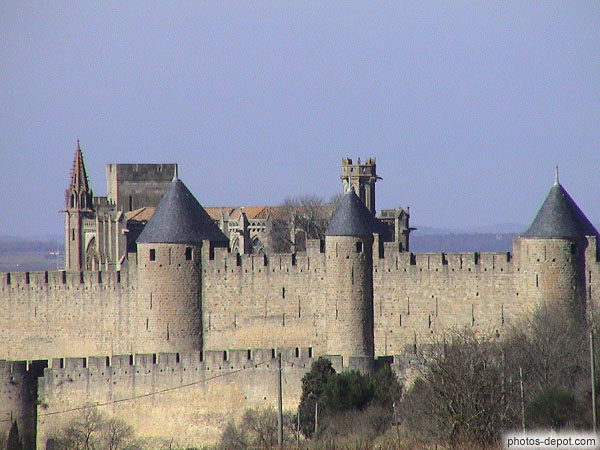 photo de remparts et église de Carcassonne