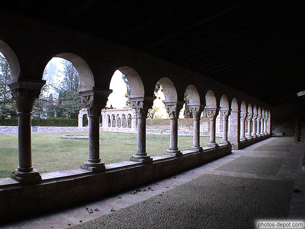 Cloître roman de 63 colonnes en marbre rose de Conflent