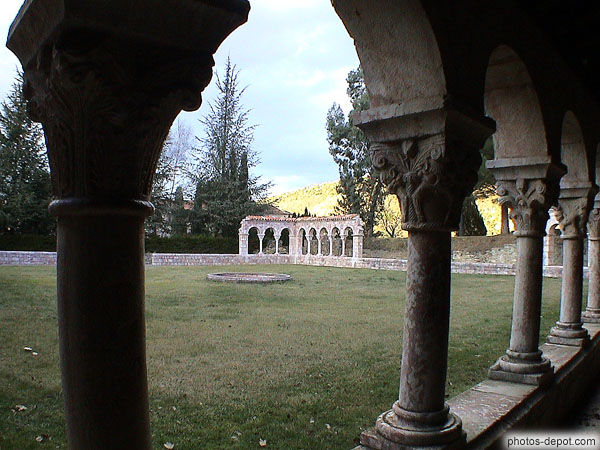 photo de cloître aux chapiteaux ornementés