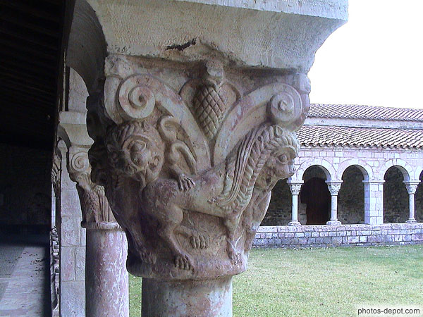 photo de chapiteau en marbre rose orné de lions