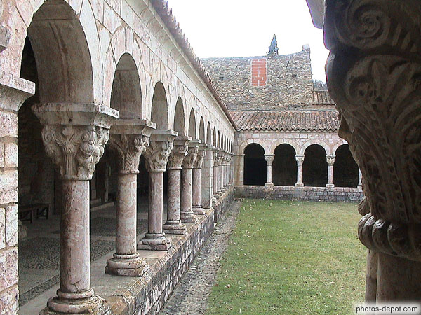 photo de cloître de l'abbaye romane
