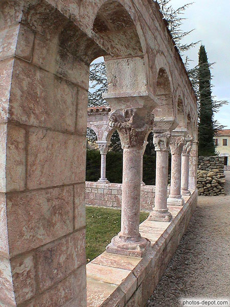 photo de cloître en marbre rose