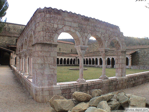photo de restes du cloître de l'abbaye