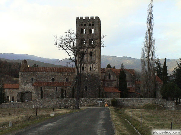 photo de clocher de l'abbaye de 38 mètres sur 4 étages de style lombard