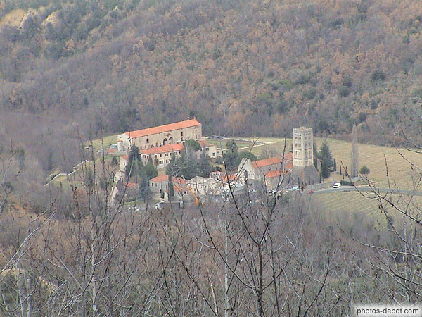 photo de vue aérienne de l'abbaye St Michel de Cuxa