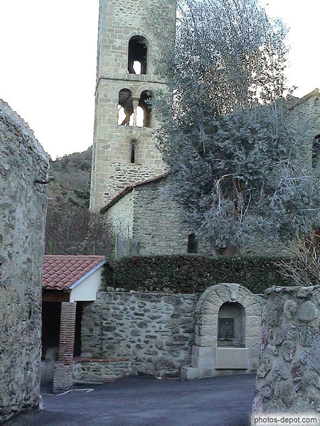 photo de fontaine et clocher du village