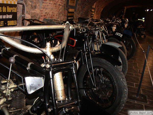 photo d'alignement de vieilles motos