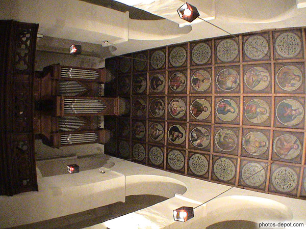 photo d'orgue et plafond plat aux 110 caissons peints
