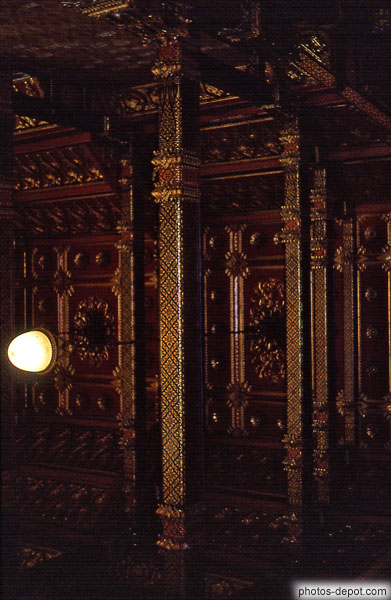 photo de colonnes de bois doré