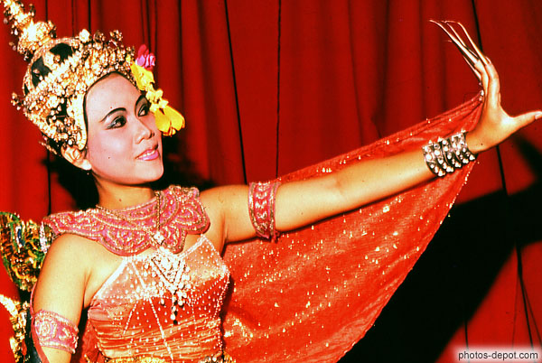 photo de danseuse au costume rouge brillant et longs ongles