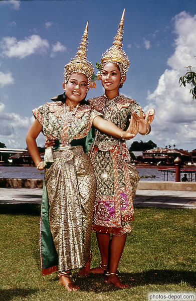 photo de jeunes danseuses en costume élaboré et couronne pointue