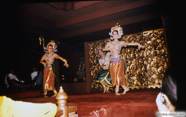 photo de spectacle de jeunes danseuses