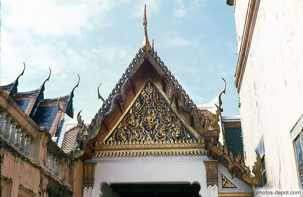 photo de temple aux décorations bleu et or