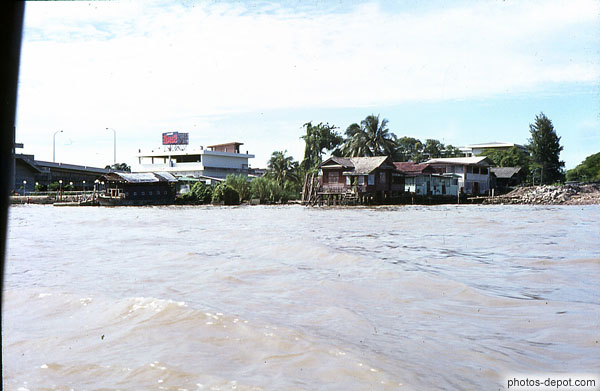 photo de magasins sur le fleuve