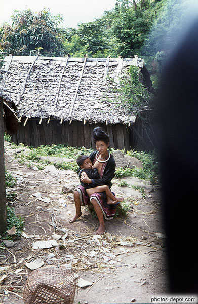 photo d'enfant tête sa mère sur le chemin