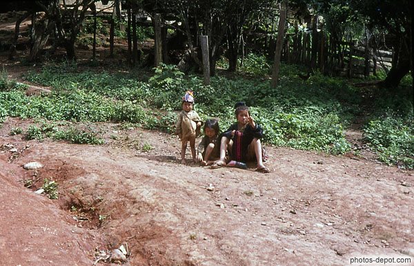 photo d'enfants en lisière de la forêt