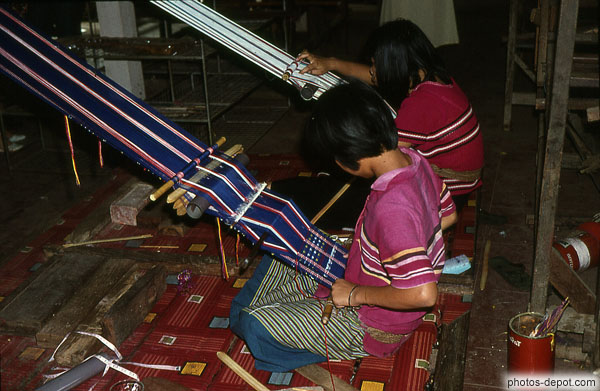 photo d'enfants au métier à tisser