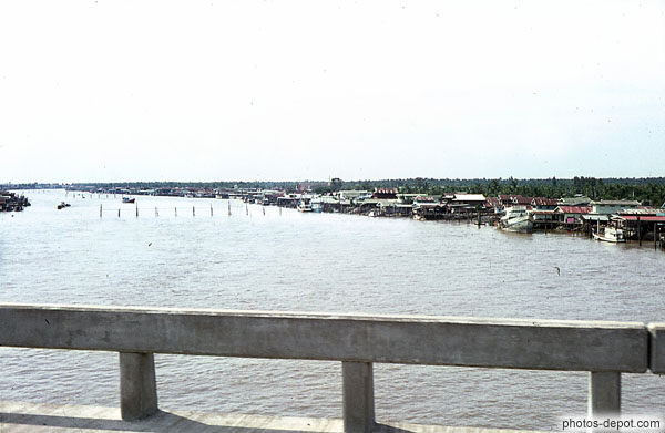 photo de fleuve et cité lacustre