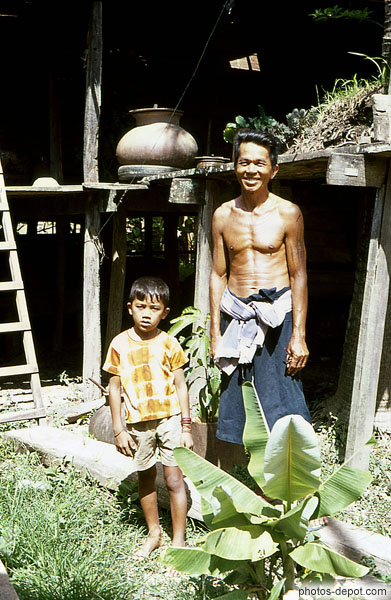 homme souriant et enfant