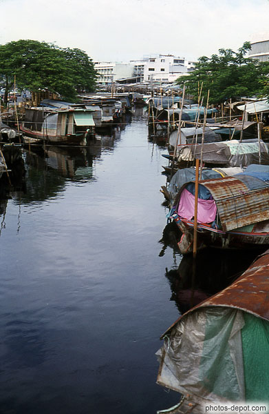 photo de bateaux couverts de tôle servant de maisons